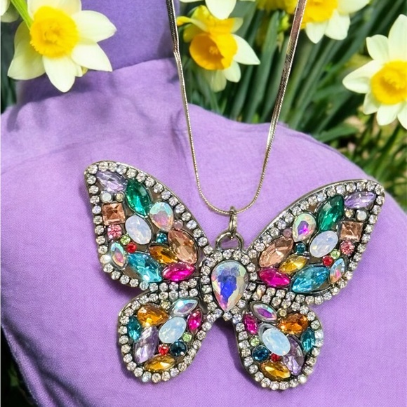 Jewelry - Gorgeous Sparkling Butterfly Pendant Necklace